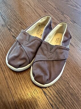 TOMS Toddlr Slip-On Canvas Shoes in Charcoal - size 8